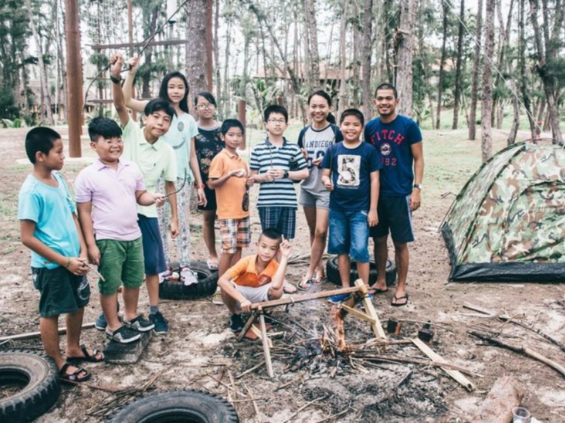 Tại trại hè American Paradise Camp các con được sử dụng ngôn ngữ giao tiếp hoàn toàn là tiếng Anh