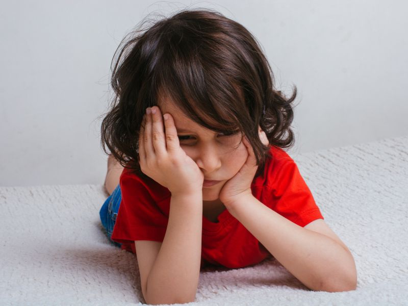 Đột nhiên đi học khiến bé không có nhiều thời gian đi chơi, dễ gây ra tâm lý chán nản