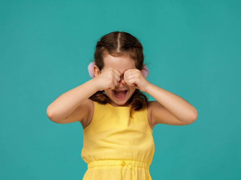 Bé thường khóc nhè khi không muốn đi học