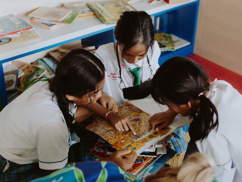 Hãy kể cho con nghe về những điều thú vị ở trường, tạo ra sự hứng thú cho bé