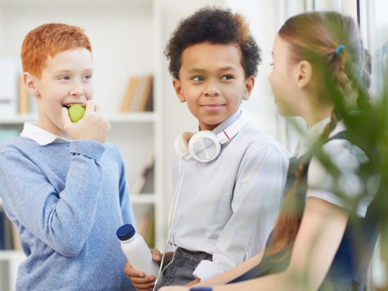 Tự giới thiệu là một trong những phần quan trọng ba mẹ nên lưu ý khi dạy trẻ giới thiệu bản thân