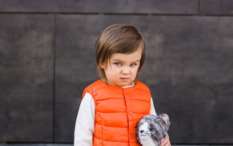 Một số bé có bản tính hay nóng giận hoặc khó kiểm soát được cảm xúc của bản thân, bố mẹ cần hạn chế tình huống này cho bé