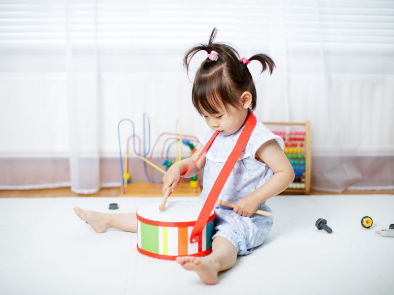 Trò chơi này giúp trẻ rèn luyện khả năng nhận biết âm thanh và ghi nhớ theo thứ tự