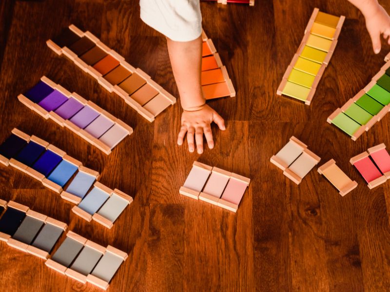 Trò chơi này giúp trẻ phát triển khả năng nhận biết màu sắc và ghi nhớ thông tin theo thứ tự