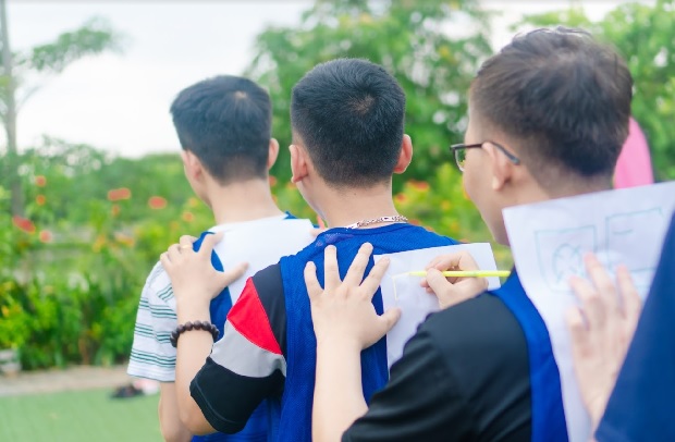 Trò chơi viết lên lưng - Một dạng của tò chơi tam sao thất bản