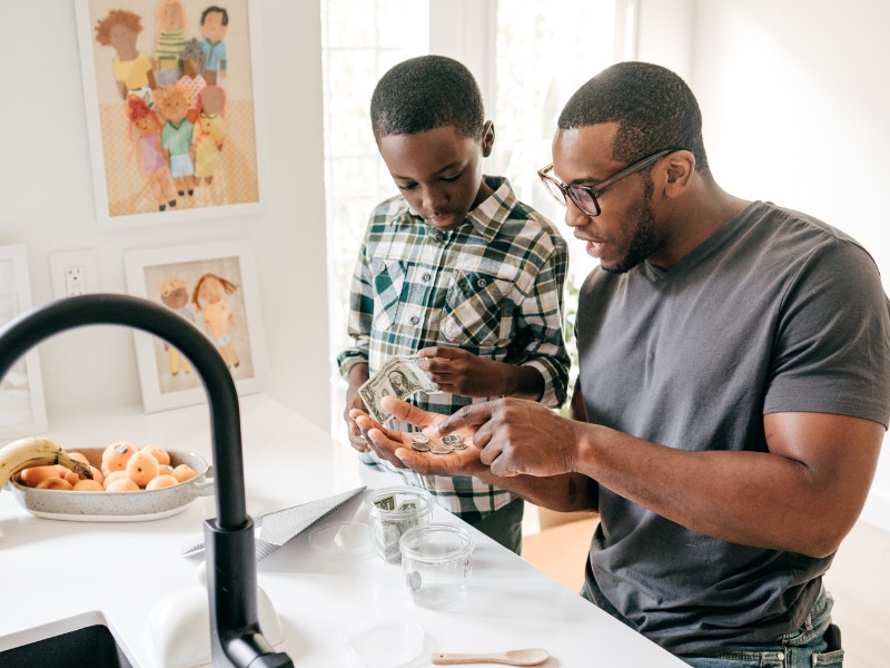 Cách dạy con khi trẻ ăn trộm tiền - Đánh phạt ư? KHÔNG! 11 Khi trẻ biết kiếm tiền, con sẽ biết quý trọng số tiền mình làm ra và chi tiêu chúng một cách hợp lý là cách ngăn chặn tình trạng trộm tiền của trẻ