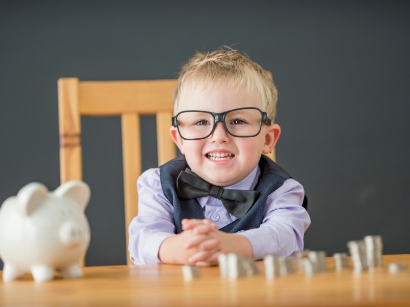 Cách dạy con khi trẻ ăn trộm tiền - Đánh phạt ư? KHÔNG! 12 Khi trẻ ở độ tuổi mầm non, bố mẹ có thể dạy con quản lý tài chính cá nhân thông qua việc bỏ heo tiết kiệm mỗi ngày, chơi các đồ chơi mua sắm và nhận biết các tờ tiền