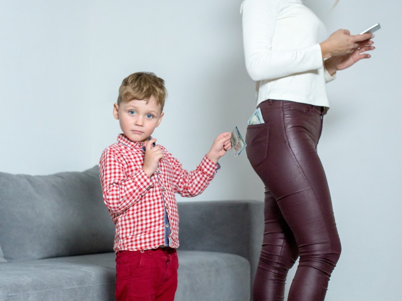 Cách dạy con khi trẻ ăn trộm tiền - Đánh phạt ư? KHÔNG! 4 Nhiều đứa trẻ mong muốn được chú ý nhiều hơn khiến trẻ nổi loạn và dẫn đến hành vi trộm tiền để thu hút sự chú ý từ mọi người