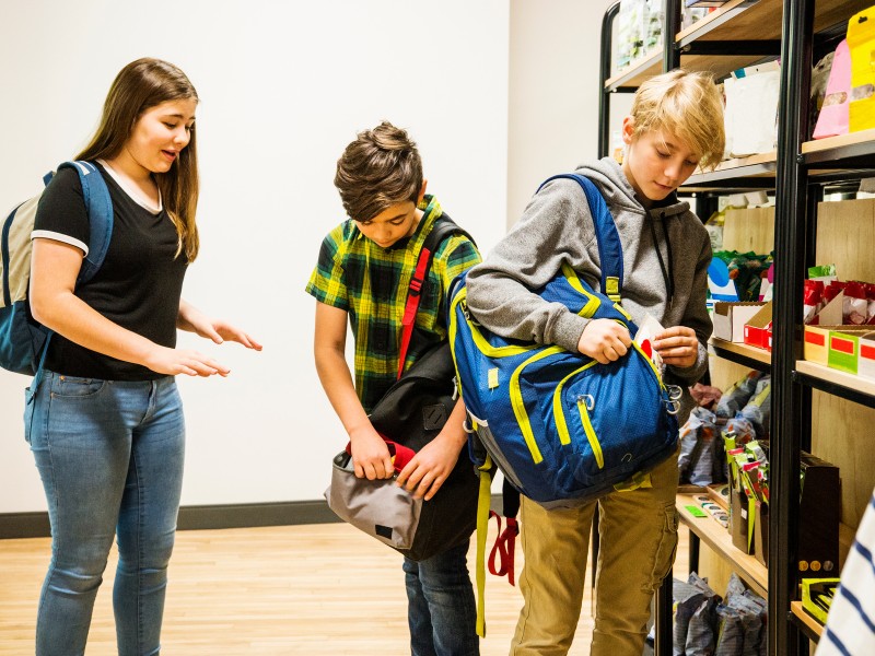 Cách dạy con khi trẻ ăn trộm tiền - Đánh phạt ư? KHÔNG! 6 Khi trẻ lớn hơn, đặc biệt là ở độ tuổi thanh thiếu niên sẽ dễ gặp các vấn đề về áp lực từ bạn bè, dẫn đến một số hành vi xấu, trong đó bao gồm cả trộm cắp