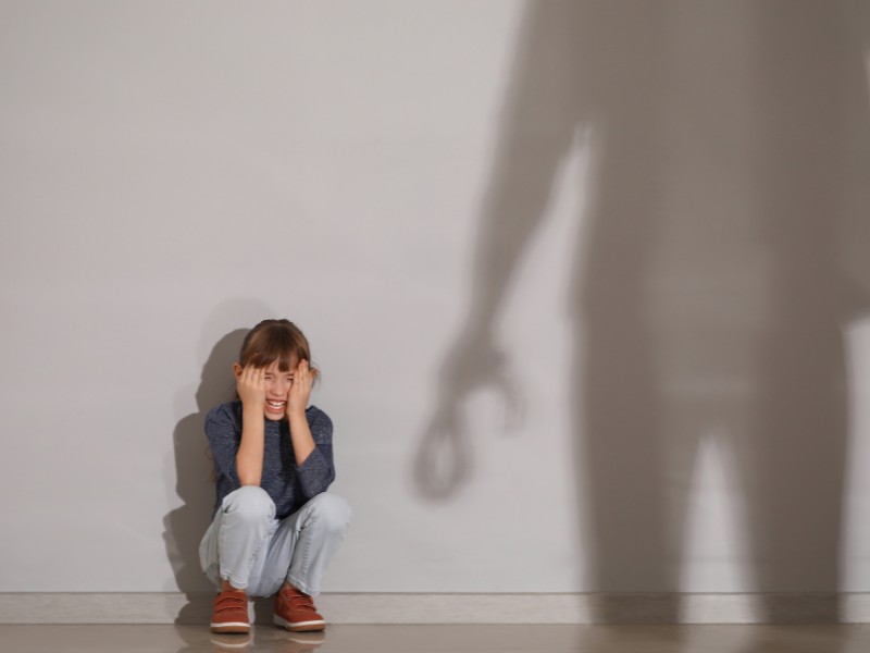 Cách dạy con khi trẻ ăn trộm tiền - Đánh phạt ư? KHÔNG! 7 Khi phát hiện con trộm tiền bố mẹ thường chửi bới và thậm chí là dùng những đòn roi để răn đe, đánh mắng trẻ khiến trẻ cảm thấy căm phẫn và ám ảnh tâm lý