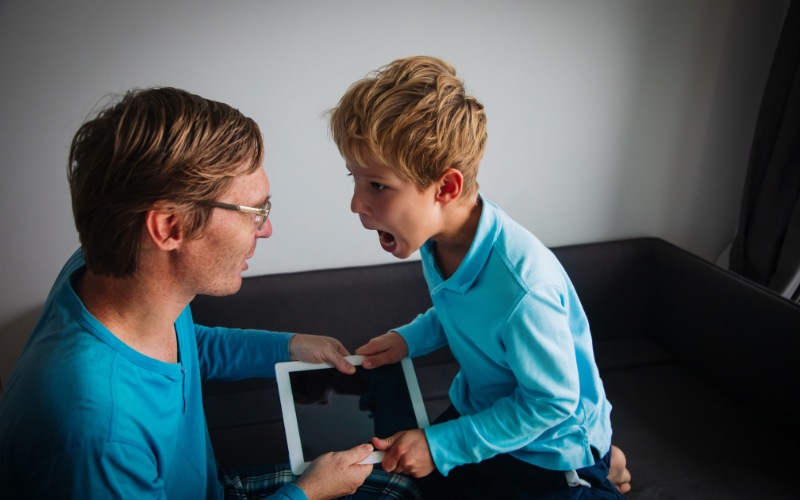 Trẻ bướng bỉnh sẽ từ chối tất cả các thay đổi suy nghĩ, hành vi hoặc hành động dưới bất kỳ áp lực nào