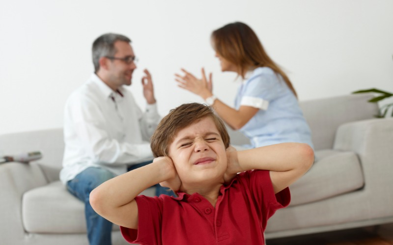 Nhiều bố mẹ thường xuyên bất đồng ý kiến dẫn đến xung đột, cãi vã, vô tình sẽ ảnh hưởng đến tâm lý và tính cách của con trẻ