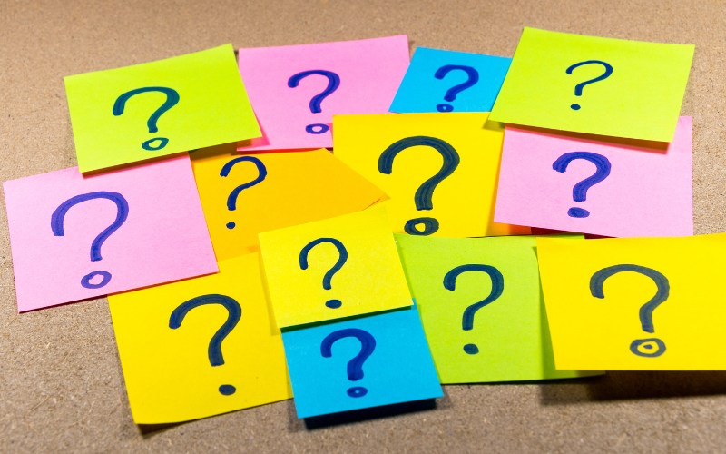 Bé thích đặt những câu hỏi cho bố mẹ và những người xung quanh để thỏa mãn sự tò mò của chính bản thân mình