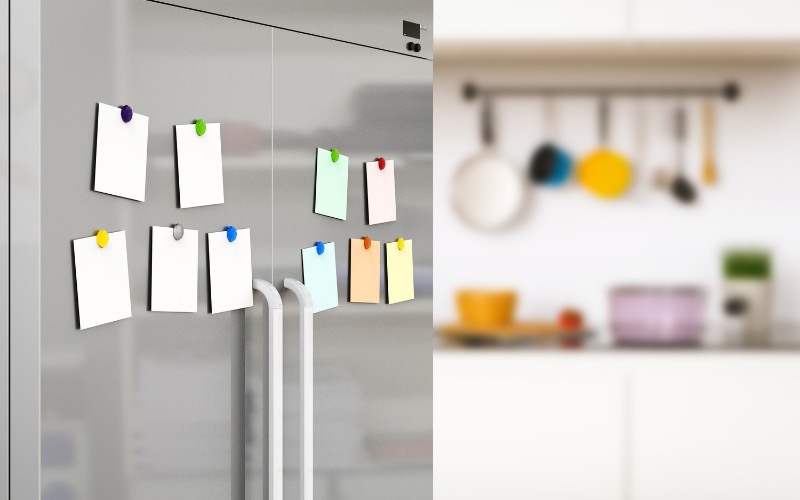 Hãy viết những quy tắc cho bé vào giấy ghi nhớ và dán ở những nơi dễ thấy như tủ lạnh