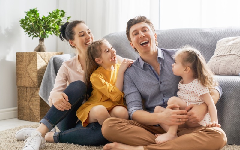 Bố mẹ cần gần gũi và kết nối với con trẻ để hiểu được những suy nghĩ và cảm xúc của con