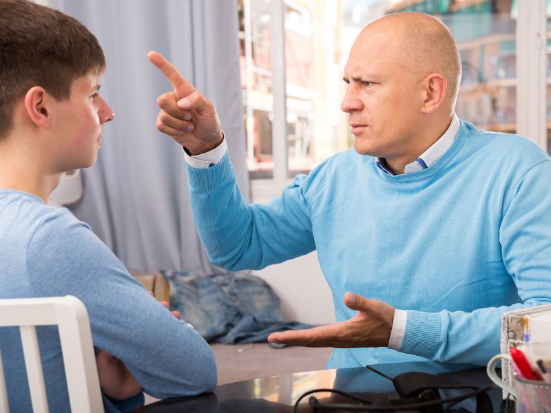 Hãy động viên bé nhẹ nhàng nhưng cũng cần sự kiên quyết