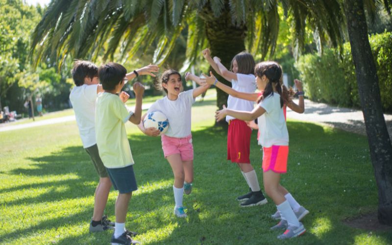 Bé có bạn bè và dành thời nhiều thời gian cho họ hơn