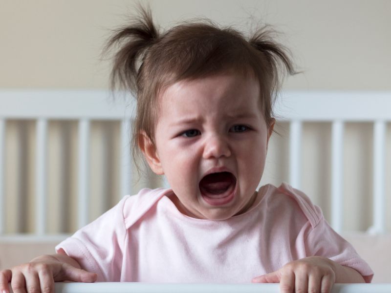 Trẻ ăn vạ để lôi kéo sự chú ý của mọi người.