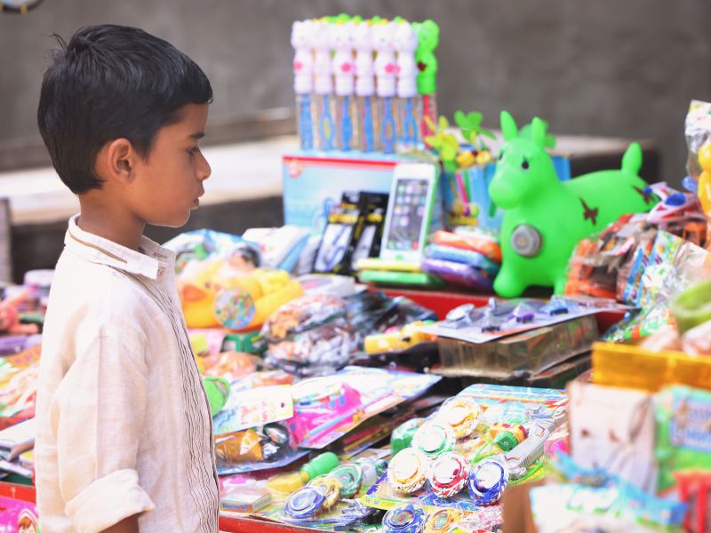 Luôn làm theo những gì trẻ muốn khi các con ăn vạ sẽ dần rèn luyện "sự cứng đầu" ở trẻ