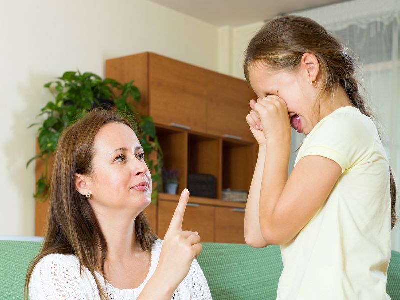 Trẻ càng lớn, việc quát mắng trẻ cũng càng cần phải "khéo"