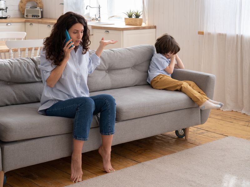 Hãy để con bình tĩnh lại bằng cách tạm thời phớt lờ trẻ.