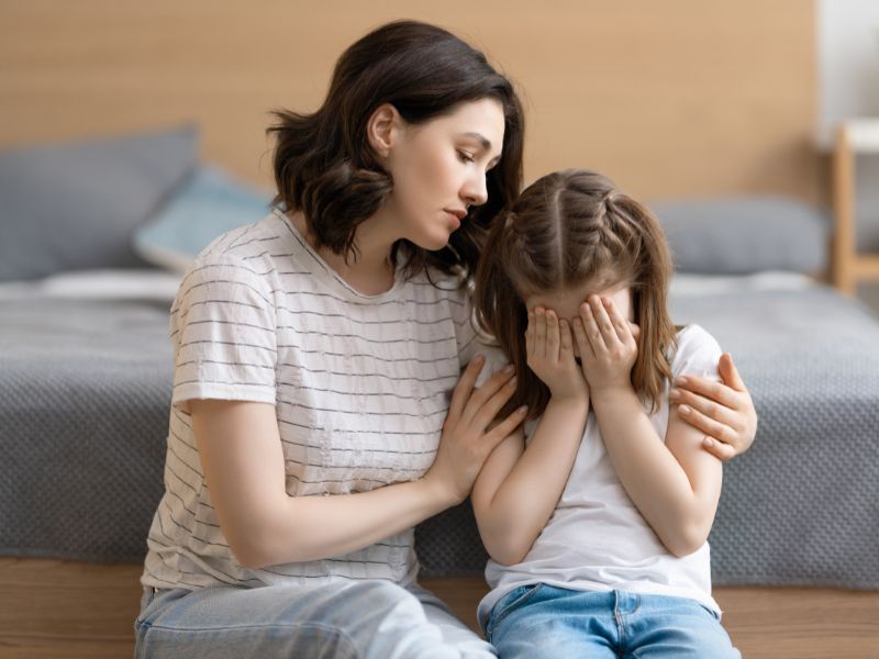 Khi con đã bình tĩnh, không còn quấy khóc, ăn vạ, cha mẹ hãy kiên nhẫn tâm sự cùng con.