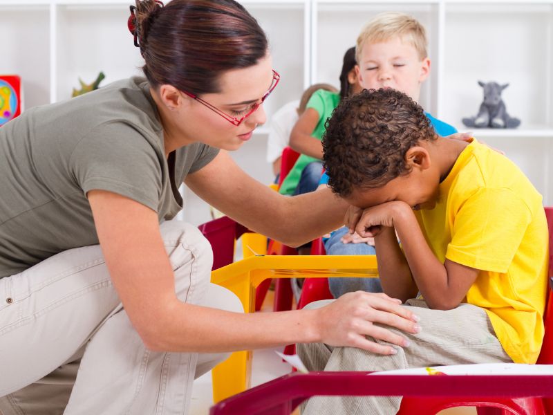 Dạy con bình tĩnh đối phó với những cảm xúc tiêu cực thay vì khóc nháo, ăn vạ.