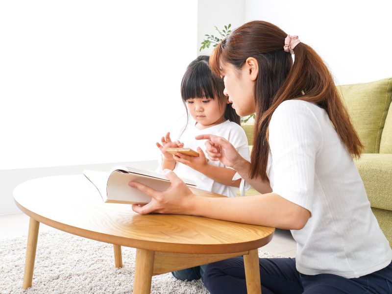 Hãy quan sát con từng ngày để kiểm tra xem bé có đang gặp khó khăn trong việc diễn đạt ngôn ngữ hay không.