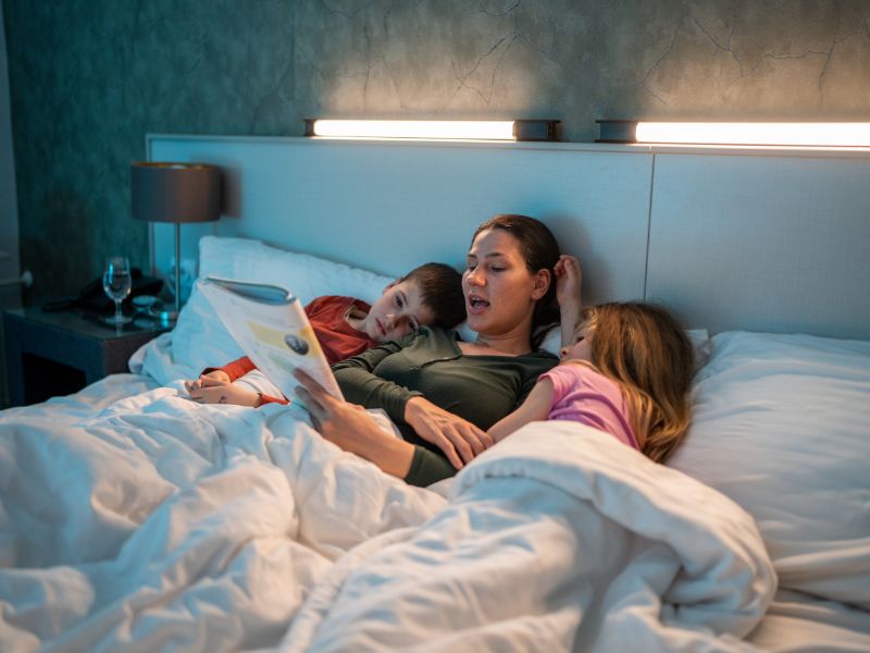 Cùng bé yêu đọc sách mỗi ngày trước giờ con đi ngủ.