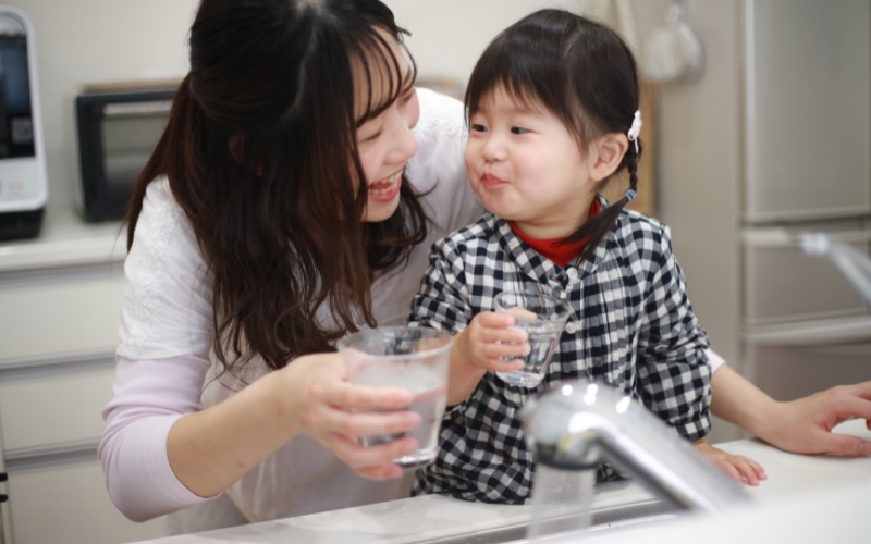 Cách dạy trẻ chậm nói giảm chú ý - Bố mẹ có thể giúp gì? 12 Dạy trẻ đưa ra yêu cầu bằng lời nói khi khát nước và muốn mẹ lấy nước