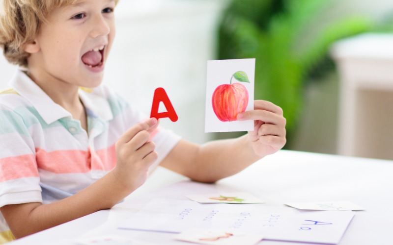 Cách dạy trẻ chậm nói giảm chú ý - Bố mẹ có thể giúp gì? 13 Phương pháp sử dụng Flash Card như một công cụ nói chuyện với trẻ bị tăng động