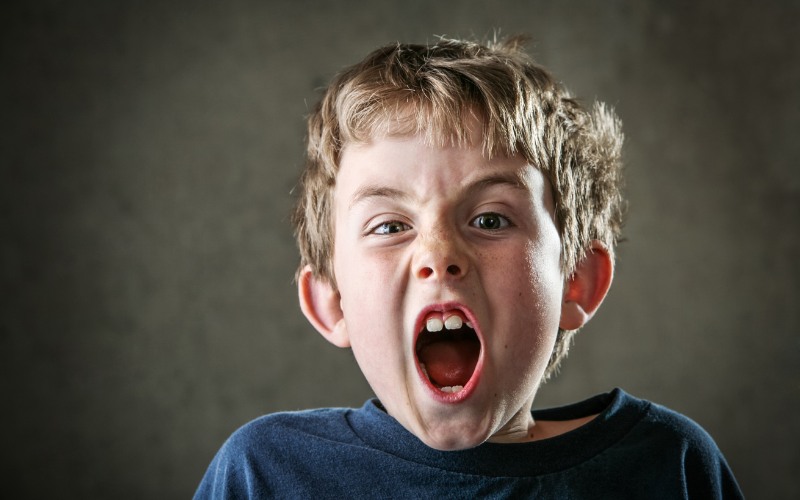 Cách dạy trẻ chậm nói giảm chú ý - Bố mẹ có thể giúp gì? 5 Trẻ bị chứng ADHD thường có các hành vi như buột miệng trả lời, ngắt lời người khác hoặc nói to quá mức