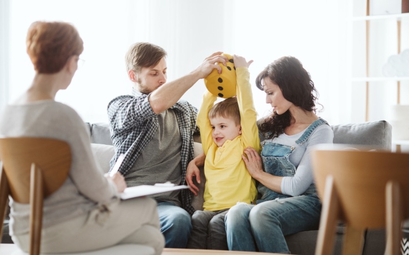 Cách dạy trẻ chậm nói giảm chú ý - Bố mẹ có thể giúp gì? 4 Trẻ bị ADHD khó khăn trong việc nghe hiểu, đặc biệt là lúc đối phương nói dài hay nói nhanh, nói trong môi trường có nhiều tiếng ồn