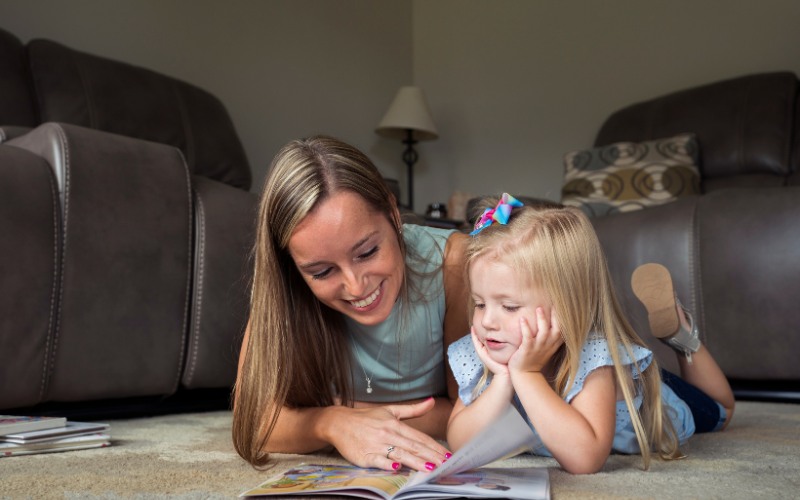 Cách dạy trẻ chậm nói giảm chú ý - Bố mẹ có thể giúp gì? 6 Việc cho bé nghe nhiều hơn sẽ giúp trẻ thích ứng với lời nói, tăng vốn từ vựng cũng như nhớ và học từ mới nhanh hơn