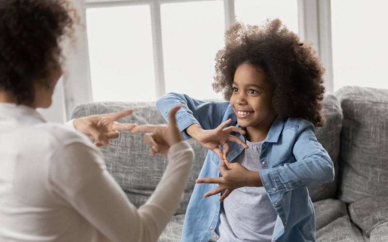 Cách dạy trẻ chậm nói giảm chú ý - Bố mẹ có thể giúp gì? 8 Bé chú ý hơn vào câu chuyện cũng như ghi nhớ tốt hơn về từ vựng, ngữ pháp khi được nhìn cách diễn đạt của mẹ