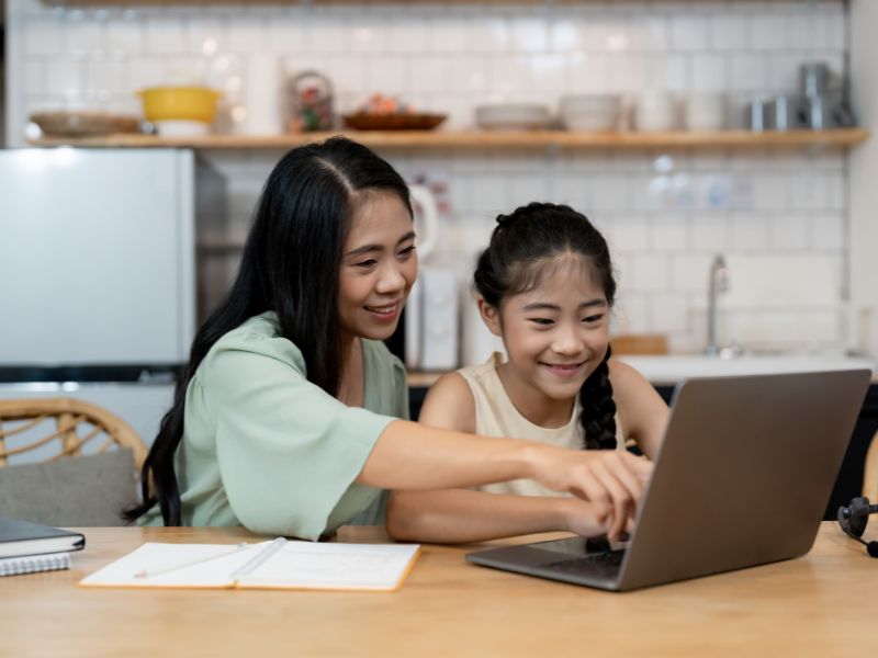 Ba mẹ hãy dạy trẻ nhiều từ ngữ thích hợp khi giao tiếp