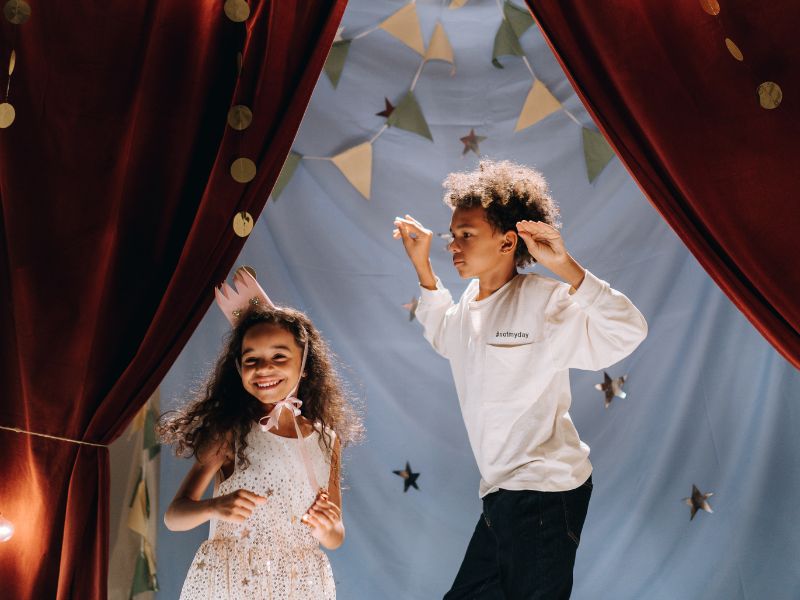 Ba mẹ dạy con về cách giao tiếp lịch sự thông qua những vở kịch