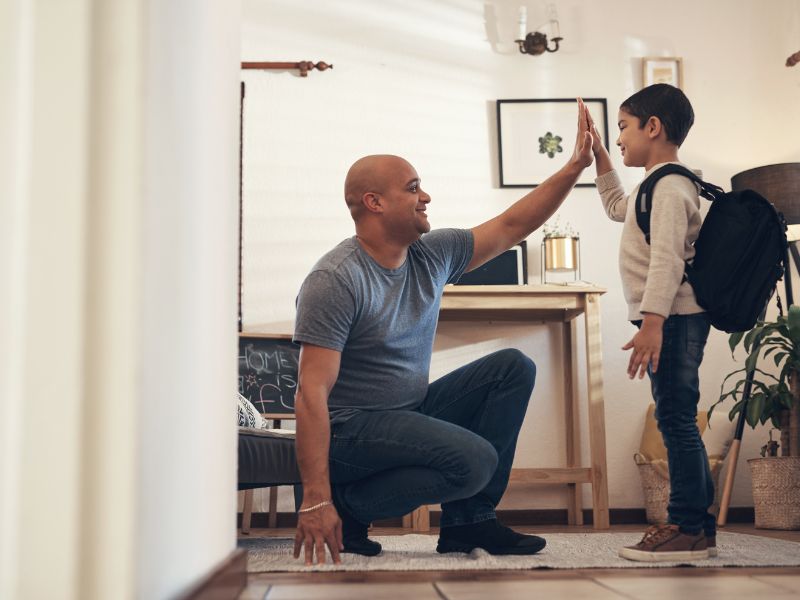 Những lời động viên, khen ngợi tạo nên động lực giúp trẻ cố gắng từ bỏ thói quen nói bậy