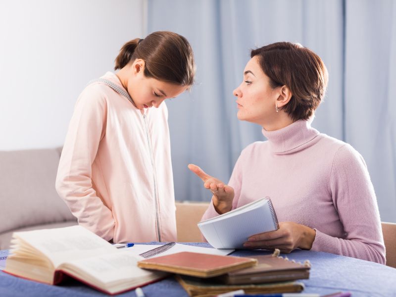 Hãy tìm hiểu rõ nguyên nhân khiến trẻ có hành vi nói bậy để có hướng giải quyết hợp lý