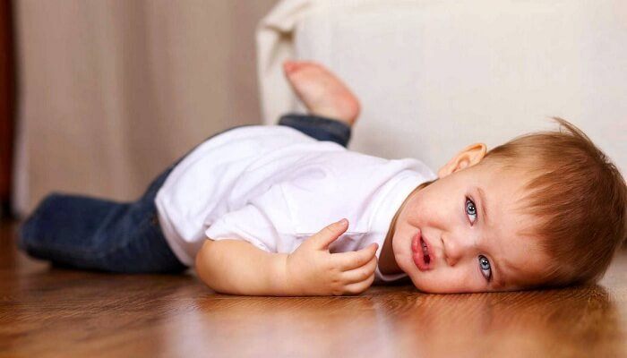 Những dấu hiệu cho thấy trẻ bị chậm nhận thức từ khá sớm như biết ngồi, đi trễ hơn trẻ khác 