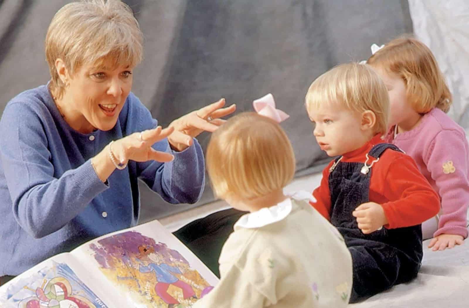 Để chỉ dẫn cho trẻ nhận thức chậm hiểu và hoàn thành một nhiệm vụ, ba mẹ nên làm mọi thứ càng cụ thể càng tốt.