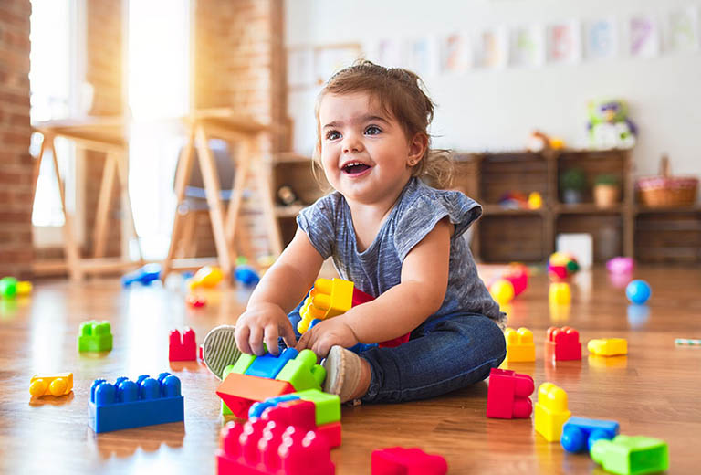 Việc vui chơi không chỉ giúp các con giải trí, mà còn giúp con tăng cường các kỹ năng xã hội, tư duy, phản xạ