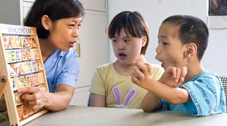 Ba mẹ có thể cho con tham gia một số chương trình giáo dục đặc biệt phù hợp cho trẻ nhận thức chậm&nbsp;