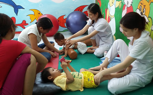 Vật lý trị liệu là một phương pháp điều trị không dùng thuốc, dựa trên việc sử dụng các phương tiện vật lý để tăng cường khả năng vận động cho trẻ.&nbsp;