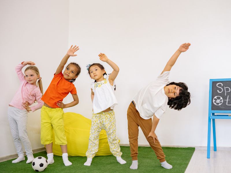 Vận động thể chất giúp bé giảm bớt căng thẳng trong tâm trí bé giúp bé tăng cường khả năng tư duy logic và tập trung hơn.