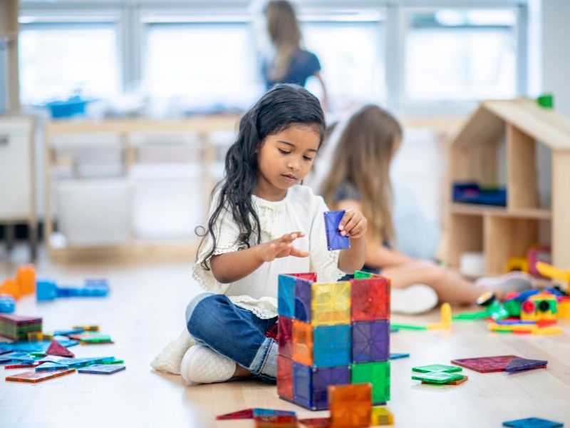 Trẻ mẫu giáo có thể bắt đầu tiếp cận với tư duy phản biện