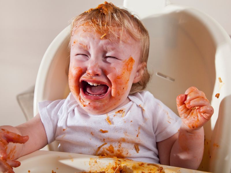 Ăn uống làm bé áp lực và sợ hãi.