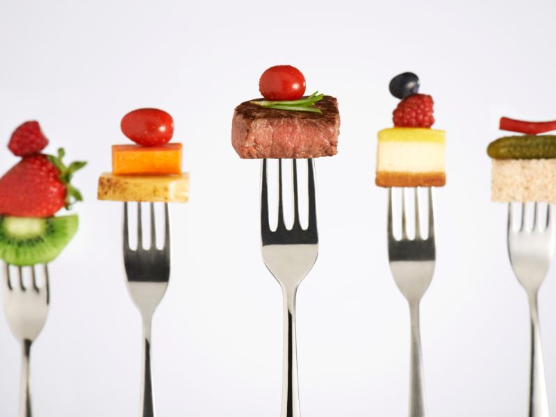 Thay đổi thực đơn và bày trí đẹp mắt giúp bé yêu thích giờ ăn.