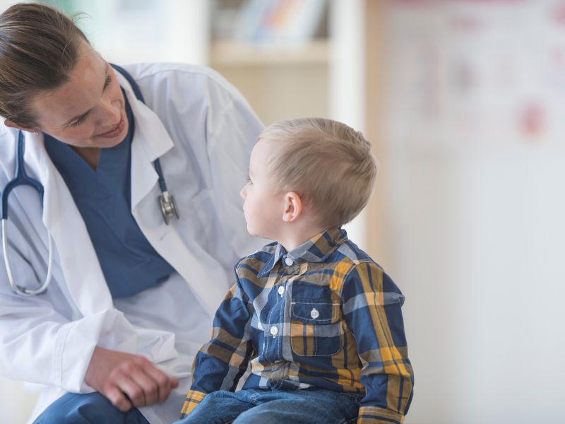 Cho bé đi khám định kỳ để theo dõi sức khỏe con tốt nhất.
