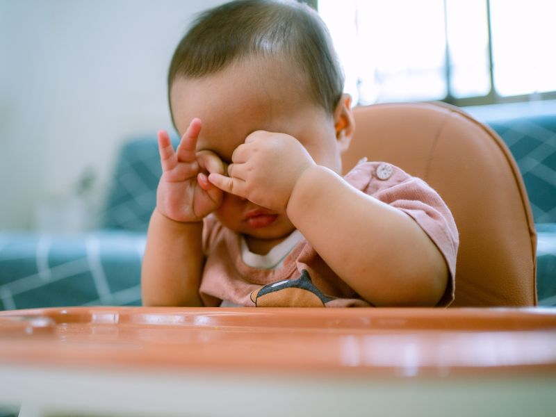 Bé thường dụi mắt khi buồn ngủ